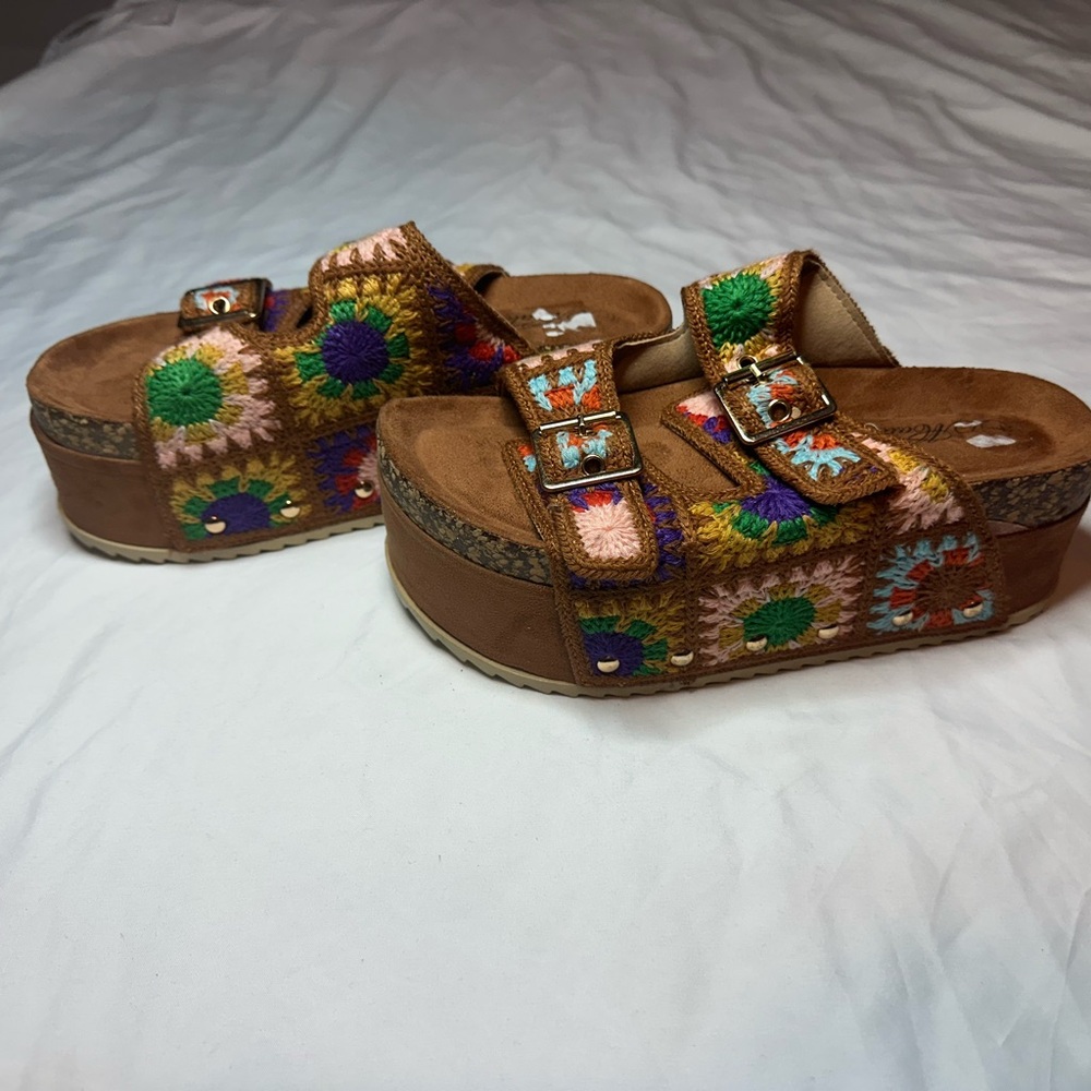 Colorful Embroidered Platform Sandals - Picture 3 of 7